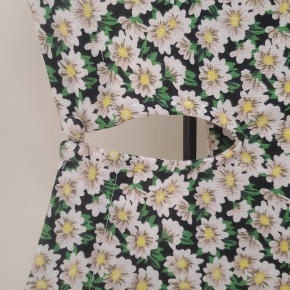 French connection size 6 floral body con dress with keyhole closure at neck - Picture 3 of 6